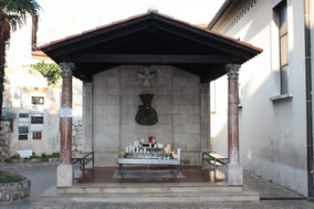 kapela-svijeca-pored-zavjetnih-darova-svetiste-trsat-1