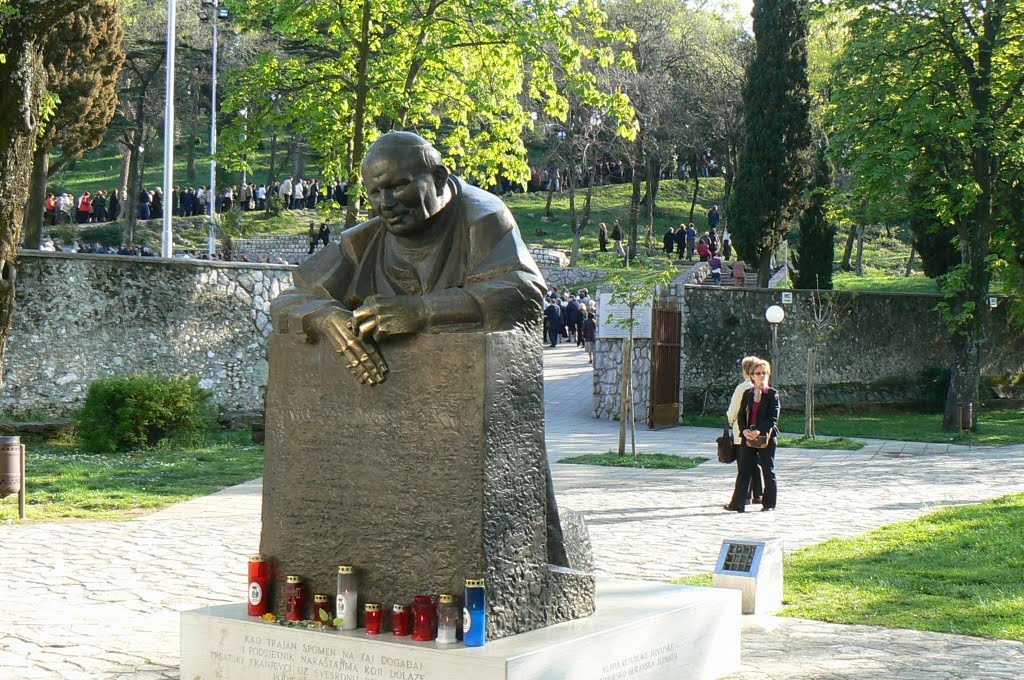 kip pape Ivana Pavla II na Trsatu ispred Svetišta