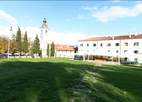 panoramski prikaz na crkvu samostan i dvoriste samostan svetiste trsat rijeka