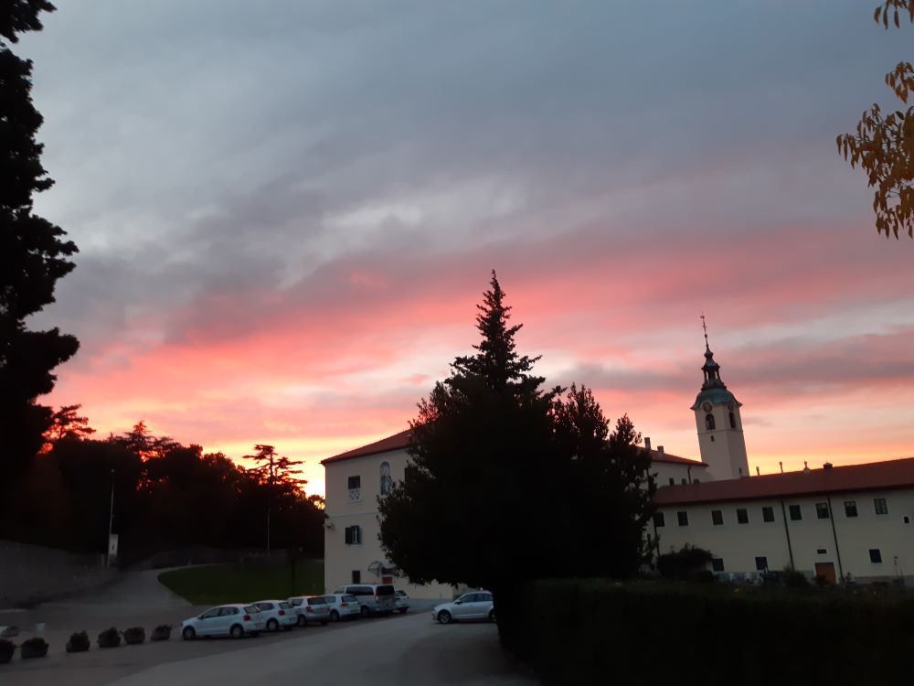 TRSATSKI FRANJEVCI U SAMOIZOLACIJI
